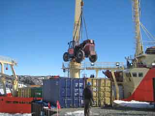 forklift lift Lifting the Skytrak aboard the Gould